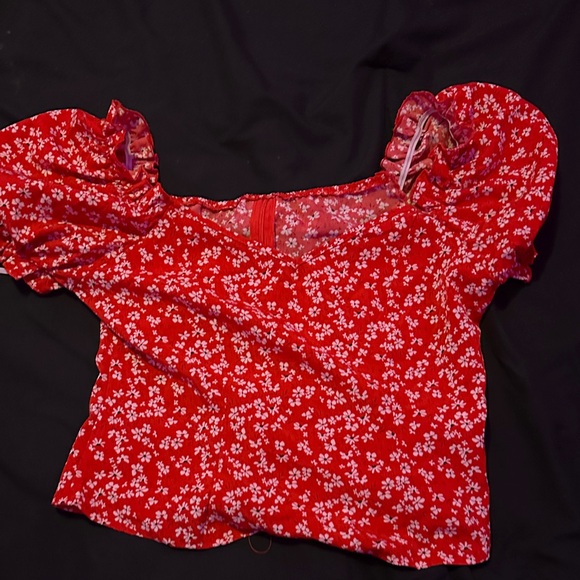 SHEIN Tops - SHEIN Red Puff-Sleeve Floral Crop Top
